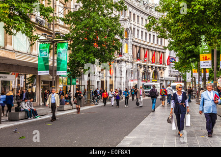 Shopper eilen entlang Meir, Fußgängerzone, die größte Einkaufsstraße in Antwerpen. Stockfoto