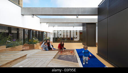 JW3, London, Vereinigtes Königreich. Architekt: Lifschutz Davidson Sandilands, 2014. Kindergarten-Terrasse mit Pergola Betonbalken. Stockfoto