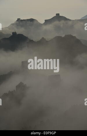 (140512)--Peking, 12. Mai 2014 (Xinhua)--Foto am 12. Mai 2014 zeigt Wolken über die Jinshanling große Mauer in Peking, Hauptstadt von China. (Xinhua/Zhang Aidong) (Ry) Stockfoto