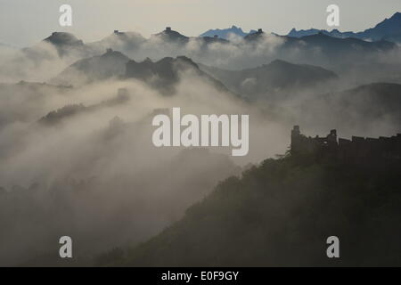 (140512)--Peking, 12. Mai 2014 (Xinhua)--Foto am 12. Mai 2014 zeigt Wolken über die Jinshanling große Mauer in Peking, Hauptstadt von China. (Xinhua/Zhang Aidong) (Ry) Stockfoto