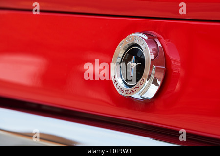 Ford Mustang Logo auf dem Boot des klassischen amerikanischen Auto Stockfoto