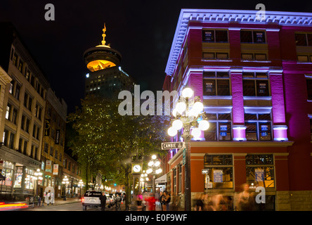 Nachtleben in Gastown, Vancouver durch die historischen Dampfuhr auf Water Street.  Hafen-Center Aussichtsturm, Gebäude in der Nacht Stockfoto