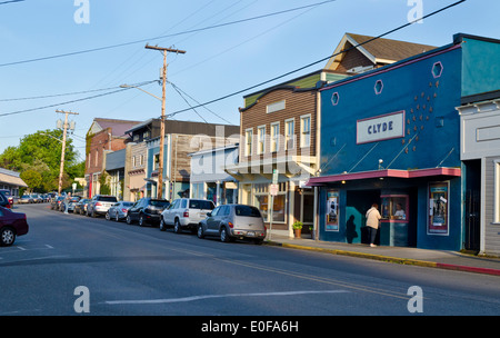 Hauptstraße der Stadt Langley bei Sonnenuntergang, auf Whidbey Island, Washington State.  Historische Gebäude, Clyde-Kino. Stockfoto