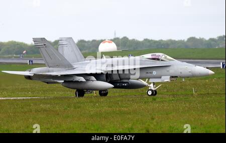 Ein finnische f-18 Kampfjet geht entlang der Landebahn auf dem Flugplatz der Luftwaffe in Jagel, Deutschland, 12. Mai 2014. Verbände der Luftwaffe, Heer und Marine werden Zusammenarbeit während des NATO-Manövers "Jawtex 2014", umfasst rund 4.200 Soldaten ausbilden. Foto: CARSTEN REHDER/dpa Stockfoto