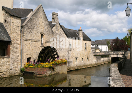 Alte Wassermühle und Kanal in Bayeux, Normandie, Frankreich. Stockfoto