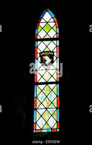 Glasfenster, die Ehrung der 101. US-Luftlandedivision in einer Kirche in Angoville du Plain, Normandie, Frankreich Stockfoto