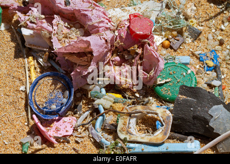 Kunststoff-Suppe, kleine Stücke aus Kunststoff, an einem Strand des Atlantischen Ozeans gespült Stockfoto