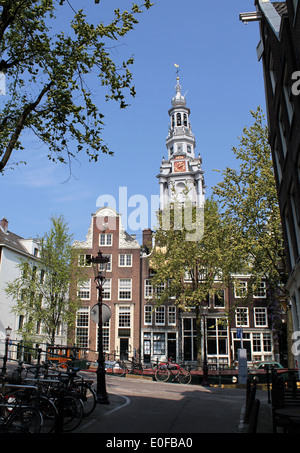 Kanäle und alte Häuser in der Nähe von Zuiderkerk (südliche Kirche), Amsterdam, Niederlande Stockfoto