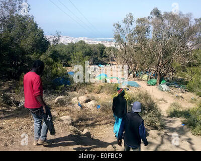 Eine Gruppe von jungen afrikanischen Einwanderern auf Monte Forcas vor die spanische Exklave Melilla in Marokko, 10. Mai 2014 gehen. Flüchtlinge zu sammeln im illegale Flüchtlingslager in der Nähe der Exklave Melilla befindet sich an der Nordküste von Afrika, die Grenzzäune nach Spanien zu überqueren. Foto: Meiko Haselhorst/Dpa - NO WIRE SERVICE Stockfoto