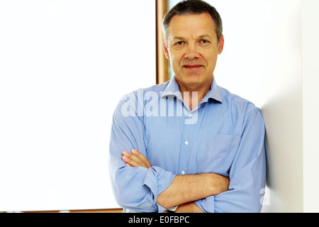 Glücklich reifer Mann mit gefalteten Händen Stockfoto