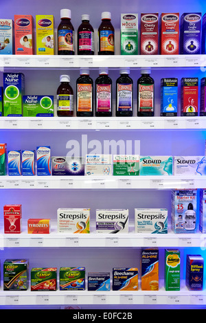 Erkältung und Grippe Heilmittel und Arzneimittel in einer Apotheke oder Drogerie. Stockfoto