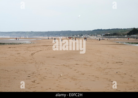 Omaha Beach Normandie Frankreich bei Ebbe mit Menschen im Hintergrund Stockfoto