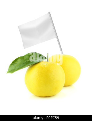 Gesund und Bio-Lebensmittel-Konzept. Frische reife appetitlich Grapefruit mit Flagge zeigt den nutzen oder den Preis der Früchte. Stockfoto