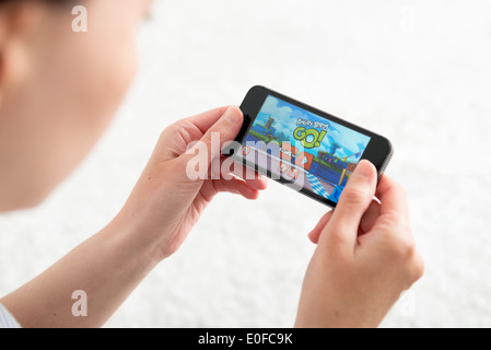 Frau spielt Angry Birds Go! ein Kart-Rennen Spiel Mobilanwendung auf brandneue Apple iPhone 5 s Stockfoto