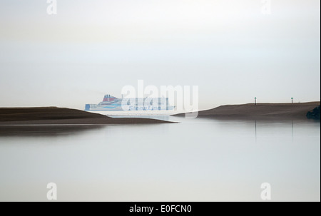 Stena Line Fähre vorbei an der Mündung des Flusses Deben, Bawdsey Fähre, Suffolk, UK. Stockfoto