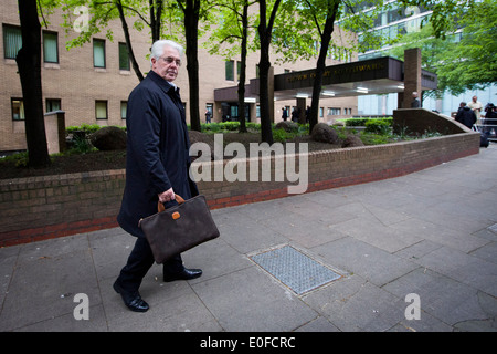 Vereinigtes Königreich, London: Max Clifford kommt in Southwark Crown Court in London am 25. April 2014. Stockfoto