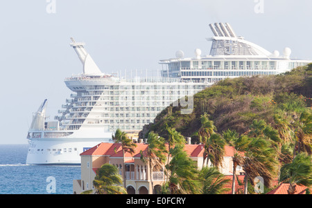 PHILIPSBURG ST. MAARTEN-Juli 25 Royal Caribbean, Faszination der Meere St. Marten am 25. Juli 2013 verlassen. Es ist das größte Passagierflugzeug Stockfoto