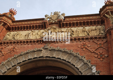 Detail der Schnitzereien am Arc de Triomf oder Triumphbogen in Barcelona. Katalonien. Spanien. Stockfoto