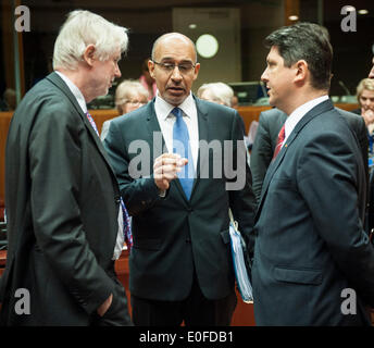 Finnischen Außenministers Erkki Sakari Tuomioja (L) spricht mit Französisch europäischen Angelegenheiten Junior Minister Harlem Desir (C) und rumänische Foreign Affairs Minister Titus Corlatean zu Beginn des Europäischen ausländische Angelegenheiten Rat auf EU-in Brüssel, Belgien Hauptquartier auf 12.05.2014 europäischen Minister werden letzte Vorbereitungen für den Start eines neuen Europäischen Instituts des Friedens machen. von Wiktor Dabkowski Stockfoto