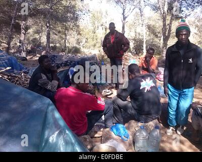 Eine Gruppe von jungen afrikanischen Einwanderer Camp am Monte Forcas in der Nähe der spanischen Exklave Melilla in Marokko, 10. Mai 2014. Flüchtlinge zu sammeln im illegale Flüchtlingslager in der Nähe der Exklave Melilla befindet sich an der Nordküste von Afrika, die Grenzzäune nach Spanien zu überqueren. Foto: Meiko Haselhorst/Dpa - NO WIRE SERVICE Stockfoto