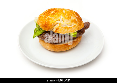 Pferd Fleisch Steak Burger auf ein weißes Studio-Hintergrund. Stockfoto