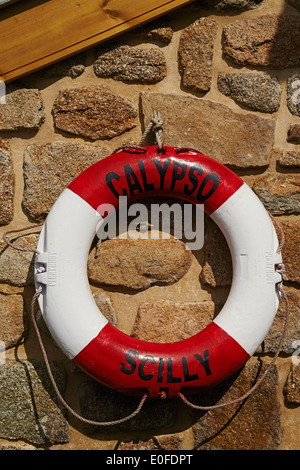 Calypso Scilly Perrybuoy Lifering in Old Town St Marys, Isles of Scilly, Scillies, Cornwall im April an Wand Stockfoto