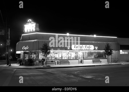 Tallys Café, Tulsa, Oklahoma. Traditionellen American Diner auf der alten Route 66, Neon-Lichter leuchten in der Nacht Stockfoto