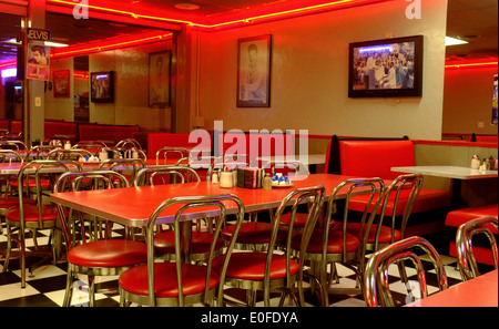 Tally Diner, Tulsa. Tische und Stühle auf einem Schachbrett-Boden in einem traditionellen Chrom und Neon Diner entlang der Route 66 in Amerika Stockfoto