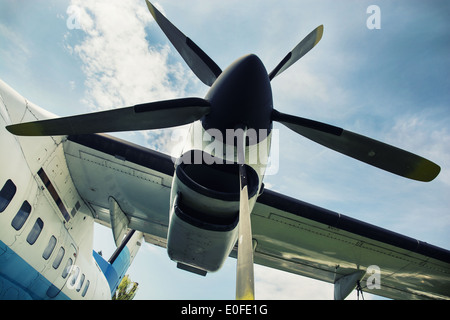 Nahaufnahme eines Motor-Propeller-Flugzeugen. Stockfoto