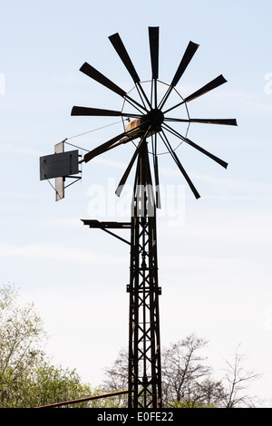 Rostige Windrad und sonnigen Himmel. Stockfoto