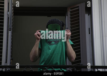 Madrid, Spanien. 11. Mai 2014. Ein Aktivist von '' la PAH'' mit dem Gesicht bedeckt steht in einen Balkon nach Aktivisten ein Gebäudes in La Latina besetzen, Shirt sagt '' Stop Zwangsräumungen '', Madrid, Spanien, 11. Mai 2014. Des Opfers Hypothek Plattform '' La PAH'' hat ein Gebäude im Zentrum von Madrid, das seit über 3 Jahren im Stich gelassen wurde besetzt, welche Eigenschaft '' Construcciones y Promociones Calvin'' ist. Die Besetzung soll Haus gewaltsam vertriebenen Familien oder solche, die in der Nähe von sozialer Ausgrenzung sind. '' La PAH'' von diesen berufen hat mehr als 1200 Menschen in ganz Spanien umgesiedelt. (Kredit Bild Stockfoto