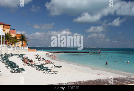 Riu Palace Las Americas Strand mit Cancun Hotel Zone im Hintergrund, Mexiko Stockfoto