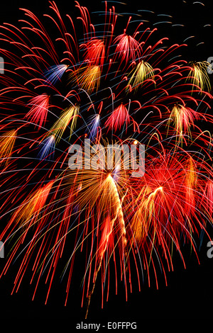 Irework Feuerwerke pyrotechnische explosive bunte Veranstaltung Celecration zeigen Pyrotechnik Festival Quebec, Kanada Stockfoto