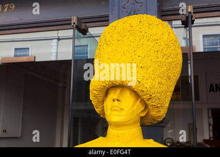 Gelb lackierte Mannequin der Gardist Portobello Road London Stockfoto