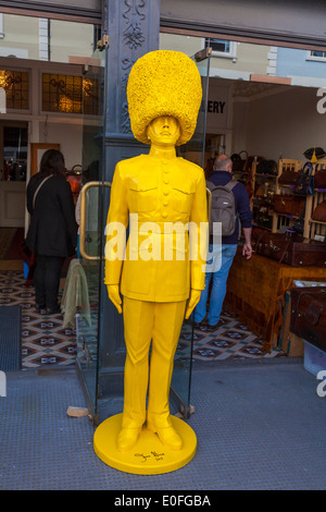 Gelb lackierte Mannequin der Gardist Portobello Road London Stockfoto