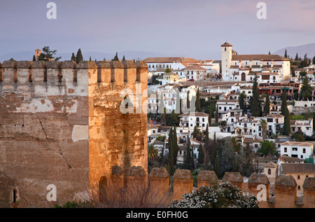 Blick auf El Albaicin (alte arabische Viertel) von La Alcazaba, die Alhambra, Granada, Spanien Stockfoto