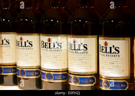 Flaschen Bell's Whisky, Blair Athol Distillery, Pitlochry, Schottland, Vereinigtes Königreich Stockfoto