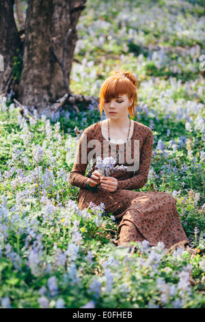 Schöne junge Frau im Wald Stockfoto