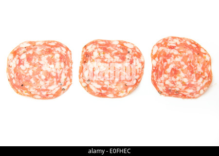 Salame Finocchiona-Schwein-Salami mit Fenchelsamen isoliert auf einem weißen Studio-Hintergrund. Stockfoto