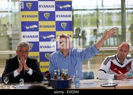 Lautzenhausen, Deutschland. 12. Mai 2014. Rheinland-Pfalz Minister of Transport Roger Lewentz (SPD, L), CEO of Ryanair Michael O'Leary (C) und Ryanair Head of marketing Kenny JAcobs (R) abhalten eine Pressekonferenz am Flughafen Frankfurt/Hahn in Lautzenhausen, Deutschland, 12. Mai 2014. Irische Low-Cost-Airline Ryanair fliegt seit 15 Jahren aus dem ehemaligen Militärflughafen in den Hunsrueck. Foto: THOMAS FREY/DPA/Alamy Live-Nachrichten Stockfoto