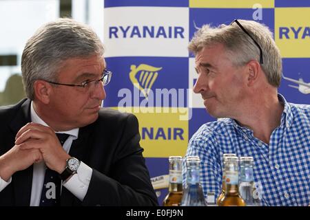 Lautzenhausen, Deutschland. 12. Mai 2014. Rheinland-Pfalz Minister of Transport Roger Lewentz (SPD, L) und CEO of Ryanair Michael O'Leary (C) abhalten eine Pressekonferenz am Flughafen Frankfurt/Hahn in Lautzenhausen, Deutschland, 12. Mai 2014. Irische Low-Cost-Airline Ryanair fliegt seit 15 Jahren aus dem ehemaligen Militärflughafen in den Hunsrueck. Foto: THOMAS FREY/DPA/Alamy Live-Nachrichten Stockfoto