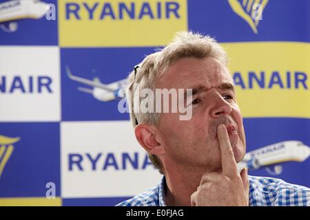 Lautzenhausen, Deutschland. 12. Mai 2014. CEO von Ryanair, Michael O'Leary hält eine Pressekonferenz am Flughafen Frankfurt/Hahn in Lautzenhausen, Deutschland, 12. Mai 2014. Irische Low-Cost-Airline Ryanair fliegt seit 15 Jahren aus dem ehemaligen Militärflughafen in den Hunsrueck. Foto: THOMAS FREY/DPA/Alamy Live-Nachrichten Stockfoto