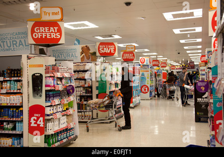 Sainsbury Supermarkt Gang in Clapham - London SW4 Stockfoto