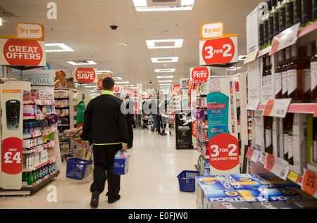 Sainsbury Supermarkt Gang in Clapham - London SW4 Stockfoto