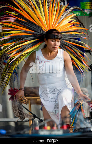 Native Americans Danza Azteca mit Trommeln auf dem Sheila R. Hardin multikulturelles Festival, im Januar 2014 durchführen. San Diego - Kalifornien Stockfoto