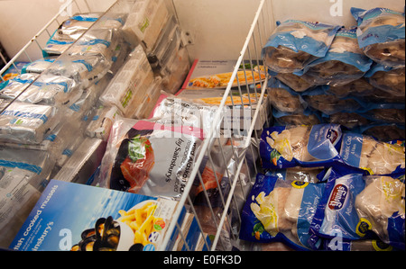 Gefrorene Meeresfrüchte in Säcken in Sainsburys lange Kühlschrank Stockfoto