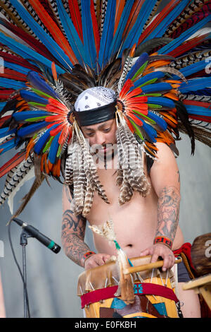 Native Americans Danza Azteca mit Trommeln auf dem Sheila R. Hardin multikulturelles Festival, im Januar 2014 durchführen. San Diego - Kalifornien Stockfoto