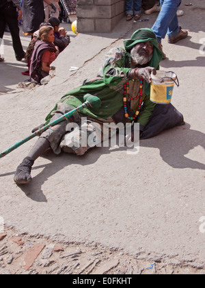 Ein Krüppel bittet um Almosen auf der Straße in Shimla, Nordindien. Betteln ist ein Gemeinplatz in der gesamten region Stockfoto