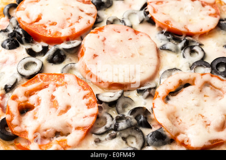 Klassische italienische Pizza mit Schinken, Tomaten und Oliven Stockfoto