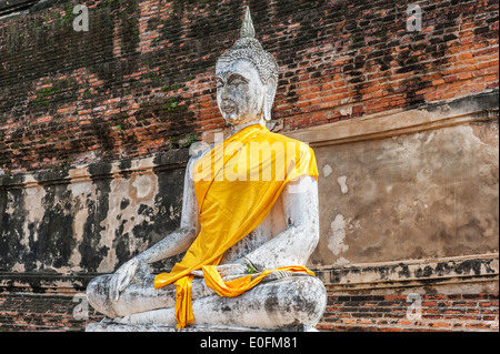 Buddha-Statuen rund um die zentrale Stupa, Wat Yai Chai Mongkons, Ayutthaya, Thailand, UNESCO-Weltkulturerbe Stockfoto